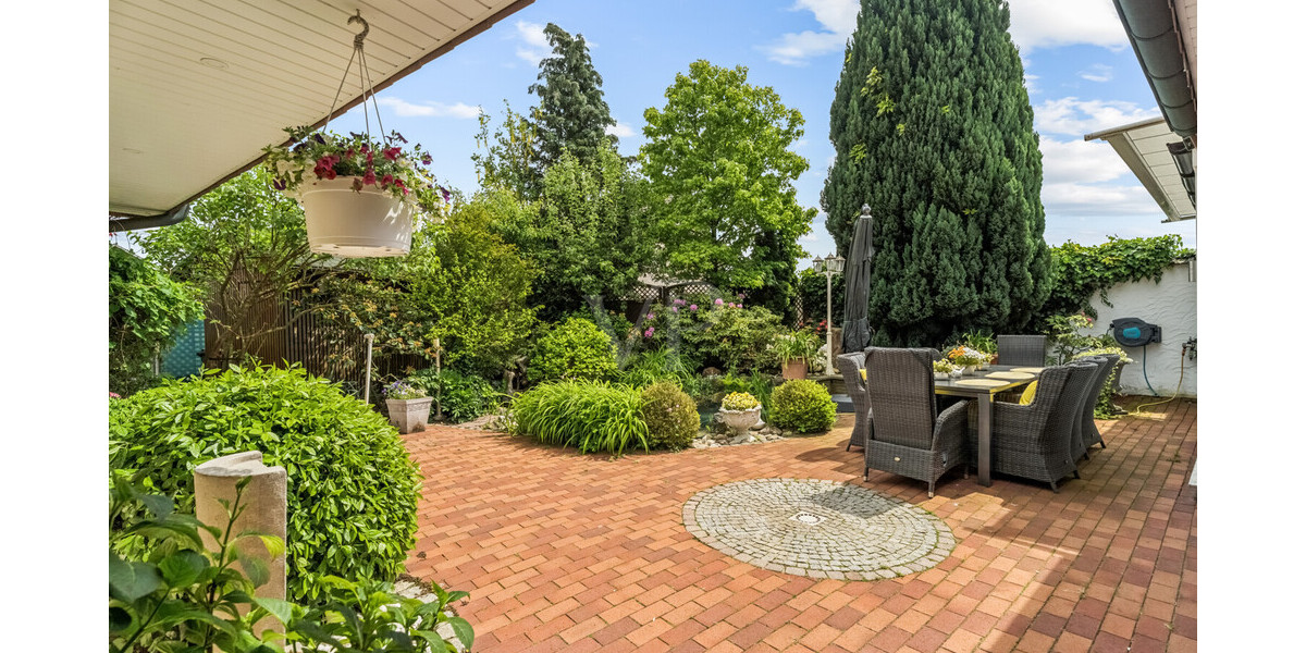 Garten mit Terrasse und Teichanlage
