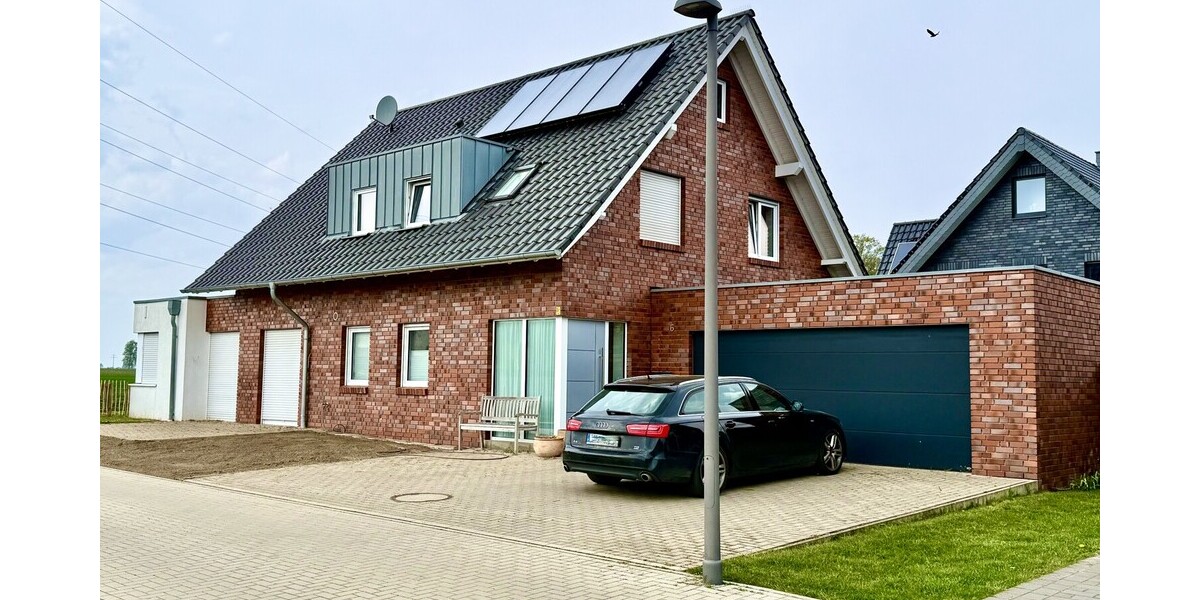 Blick auf das Haus mit Doppelgarage
