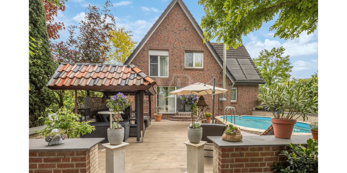 Rückansicht mit Terrasse und Poolanlage