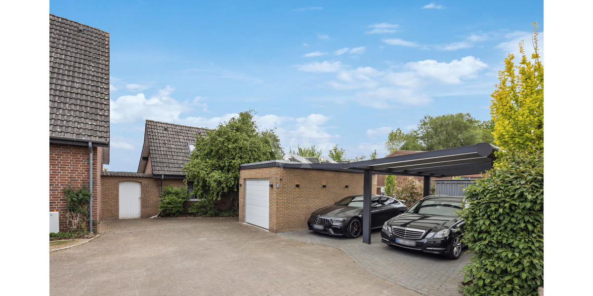 Blick Gästehaus, Einzelgarage, Carport-Anlage
