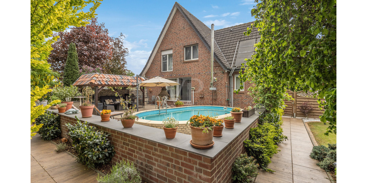 Rückansicht mit Terrasse und Poolanlage