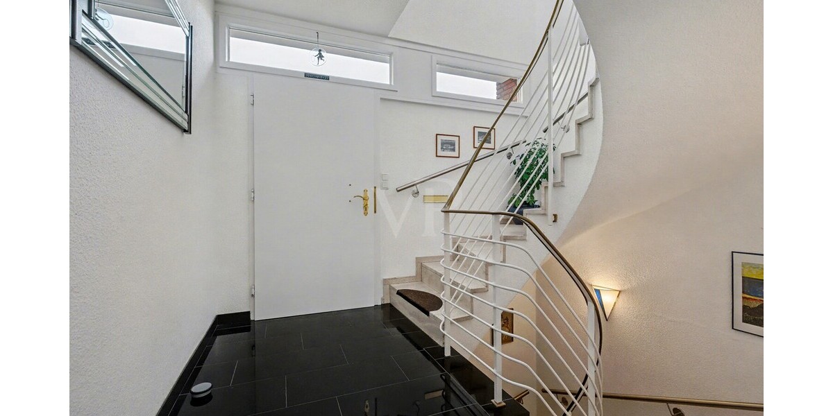 Imposantes Treppenhaus mit Granit